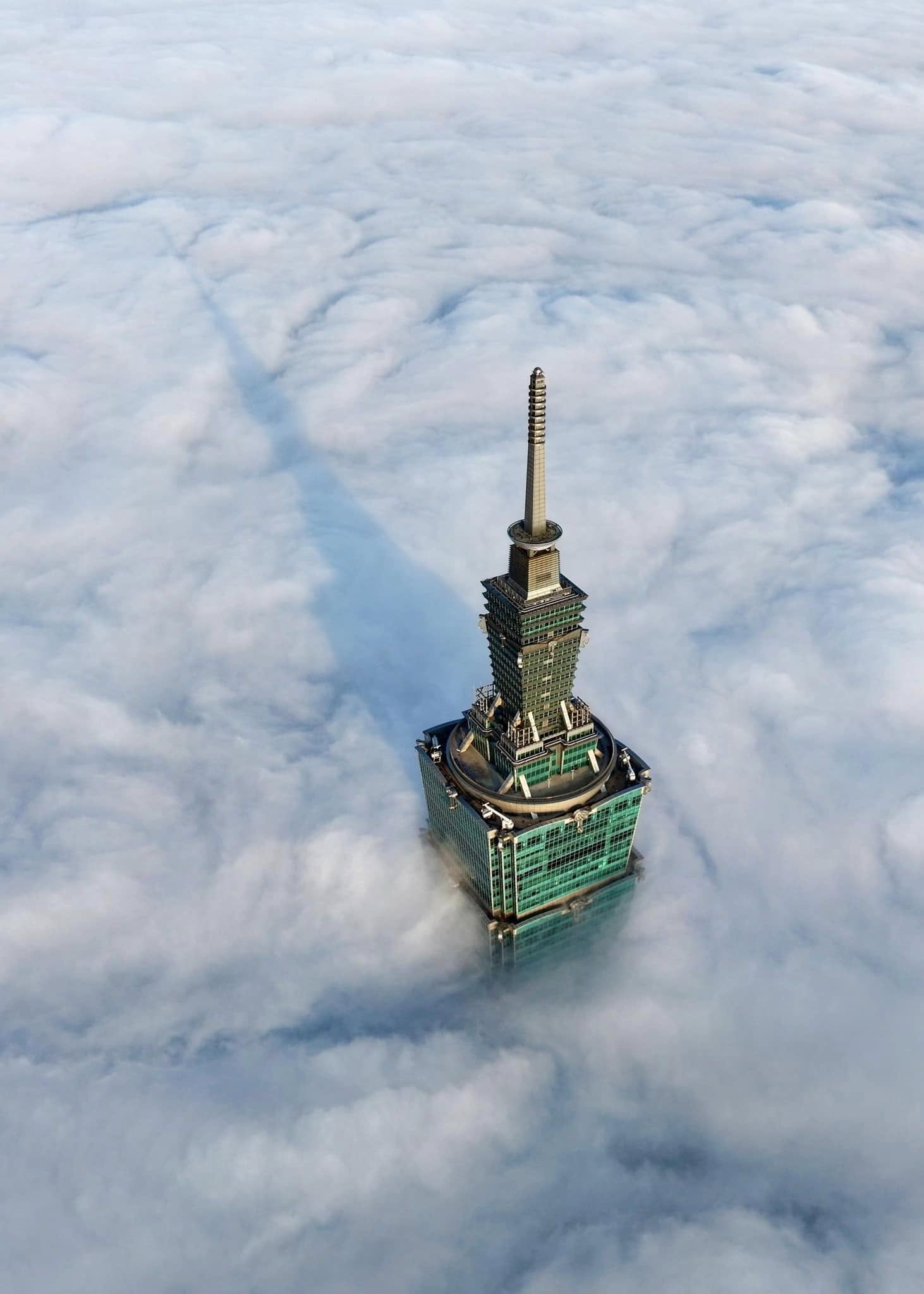 漫步在雲端-台北101雲海空拍
